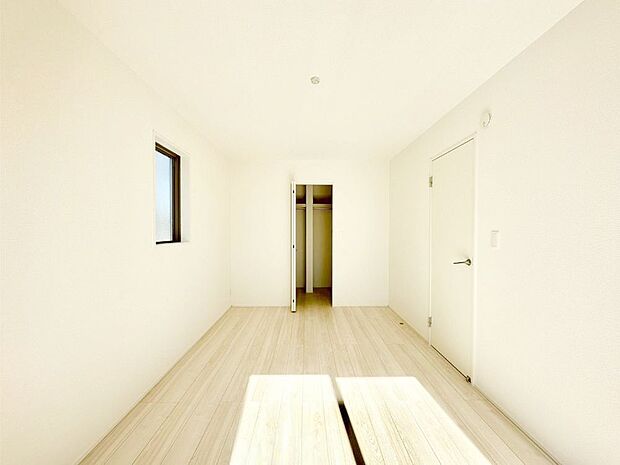 ウォークインクローゼットがあるお部屋！季節ごとの入れ替えも不要で便利です。 