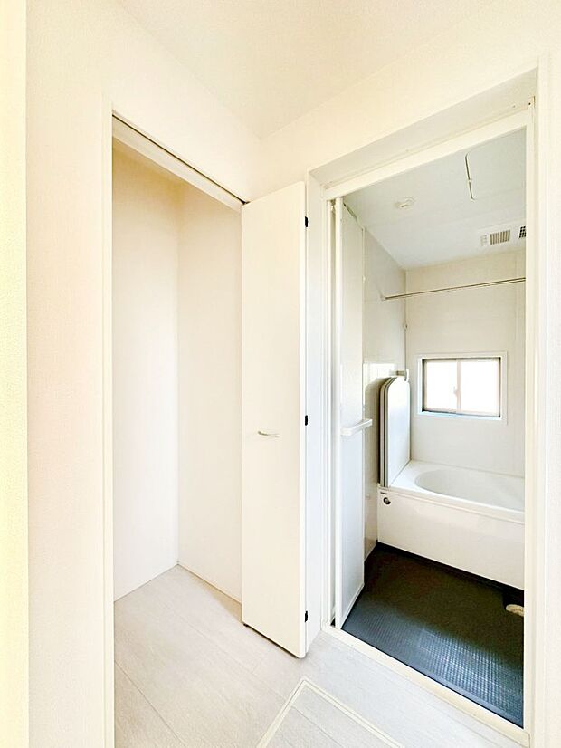 物がたくさん集まる洗面所にうれしい収納棚付きです。