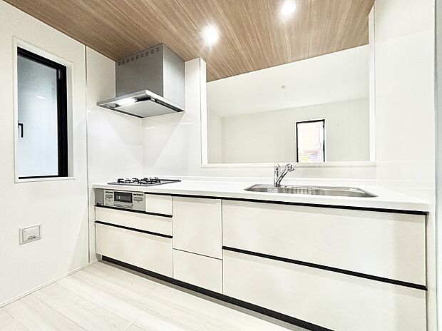 リビングで遊ぶお子様を見守りながらお料理ができる対面キッチン。  