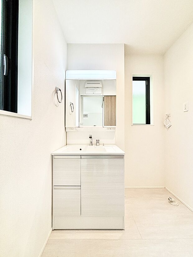 収納力と機能性に優れた洗面化粧台