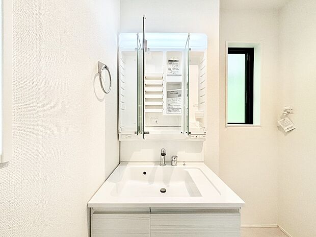 三面鏡の裏に、化粧品や衛生用品などを収納可能。洗面台をすっきりと保ちます！  