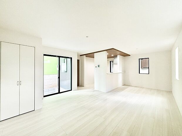 家族の笑顔が自然と生まれてくる、そんな雰囲気のダイニングに仕上がっています。