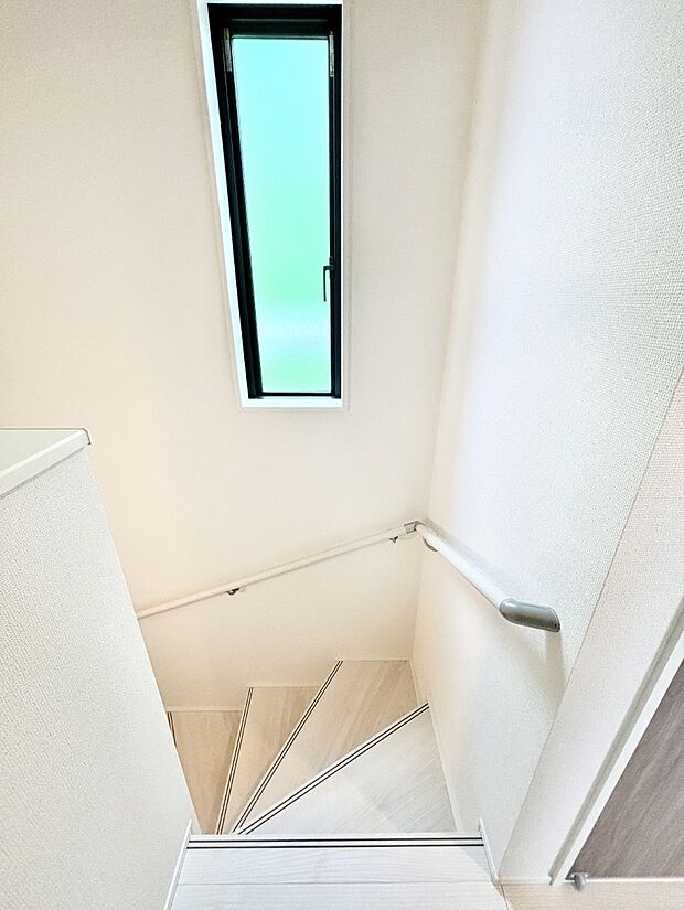 安全性を考慮し階段には手すりを設置しています