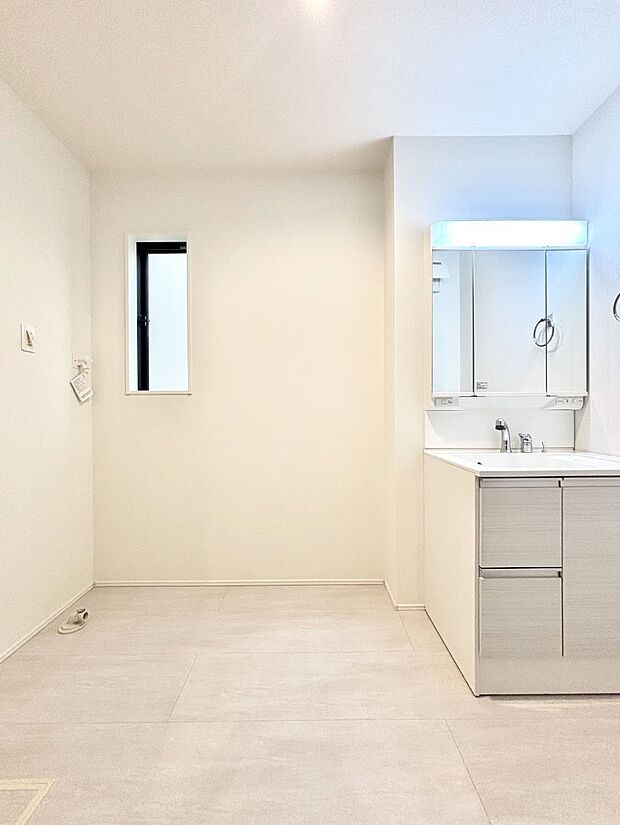 明るい洗面所は毎朝の身支度も楽しくできちゃいそうです。