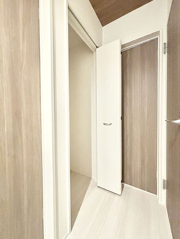 廊下収納。掃除道具や季節の小物を収納することができます。