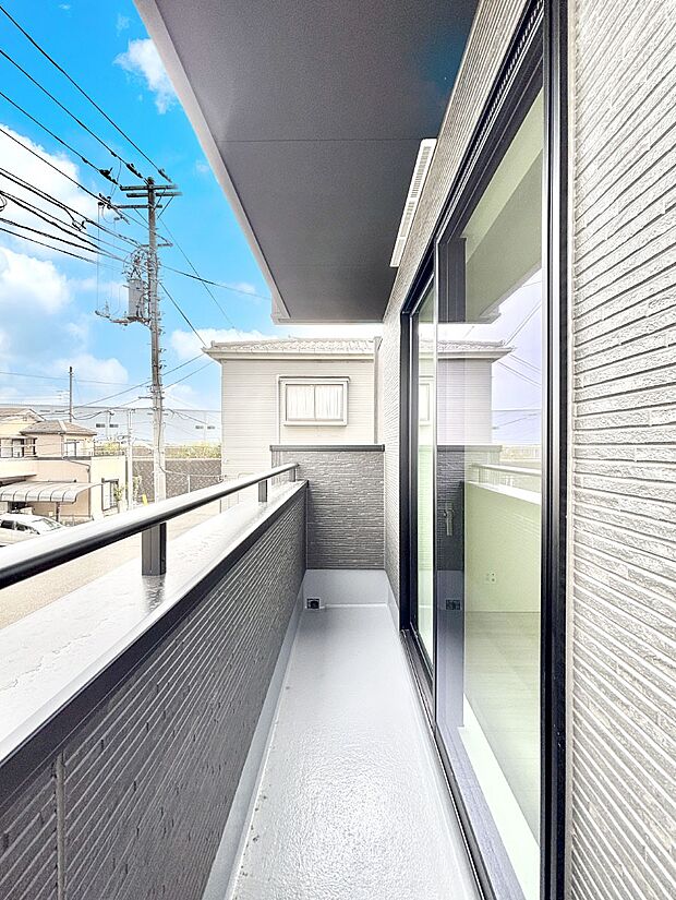 暖かな陽光が降り注ぐバルコニーはお洗濯におすすめ。爽やかな風も心地よいです。 