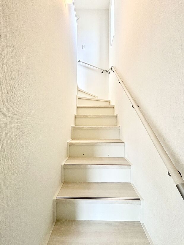安全性を考慮し階段には手すりを設置しています