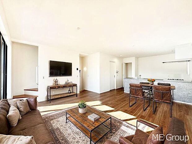 リビングには床暖房採用。ワンランク上の心地よい空間 ※家具はCGです