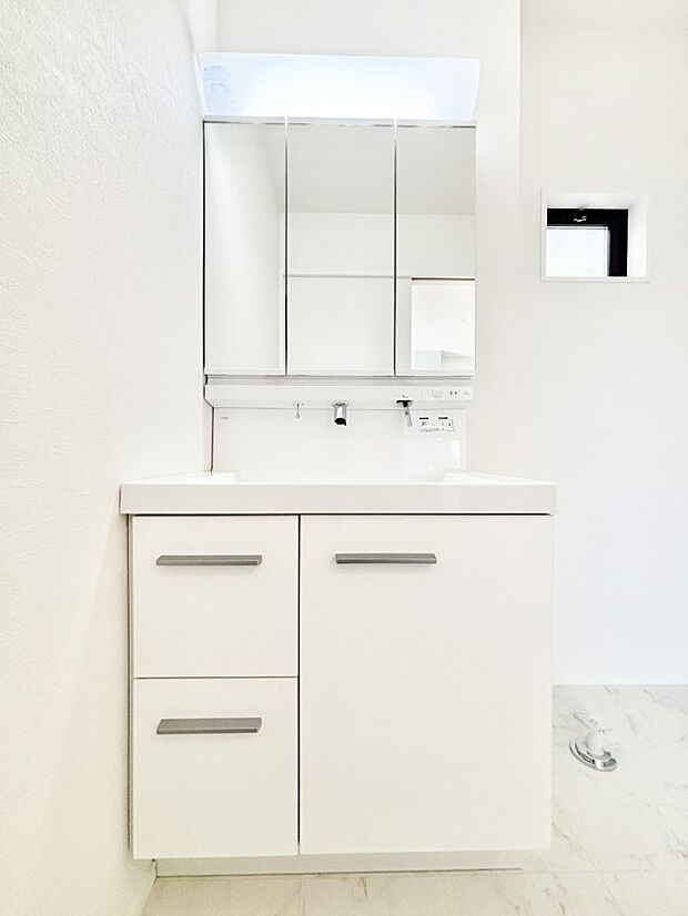 スタイリングに便利な三面鏡、ミラーキャビネットで細かい物スッキリ