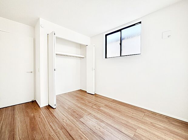 やさしい光がさしこむ居室はしっかり収納付き