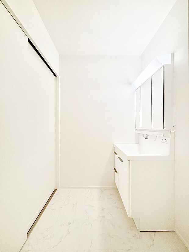 ゆとりの洗面スペースで朝の身支度もラクラク