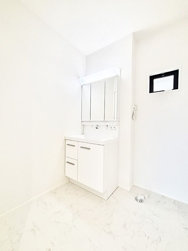 清潔感ある洗面化粧室で朝の身支度も快適