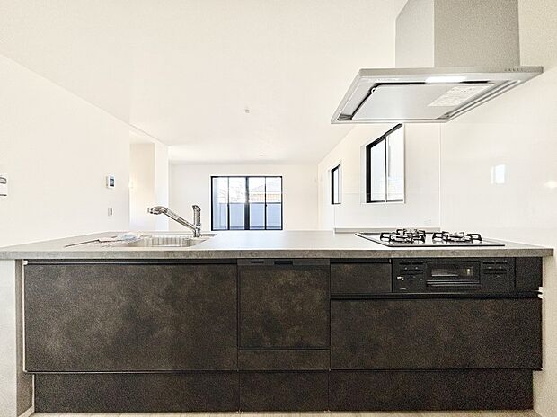 リビングで遊ぶお子様を見守りながらお料理ができる対面キッチン