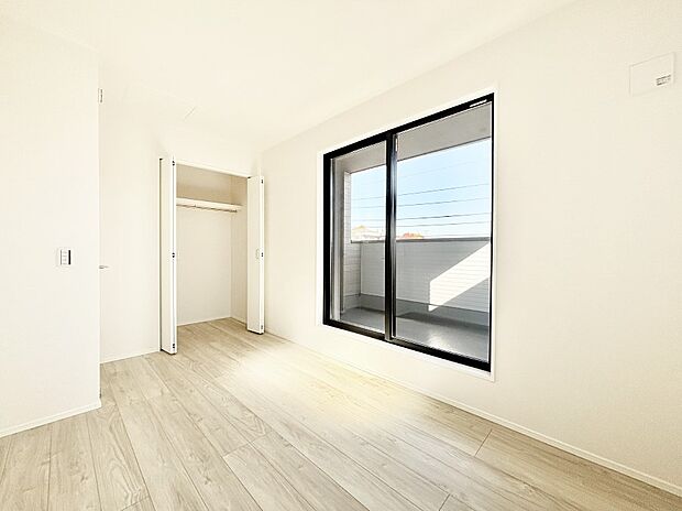 明るいバルコニーサイドに洋室を設置。目覚めの良い寝室に。