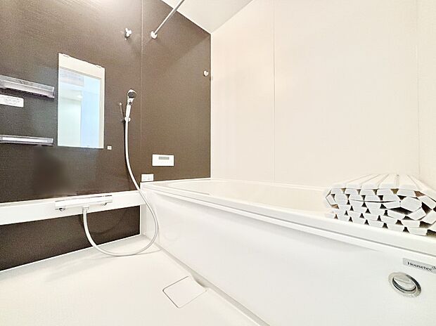 落ち着いた色合いの壁面、ゆっくりゆったり寛げるバスルーム。