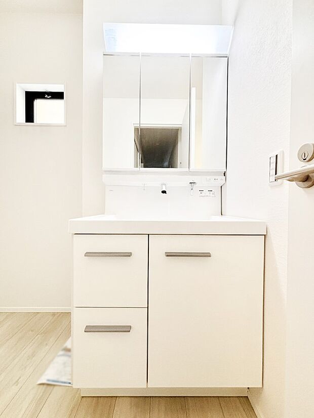 スタイリングに便利な三面鏡、ミラーキャビネットで細かい物スッキリ