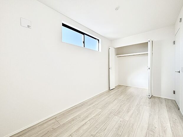 やさしい光がさしこむ居室はしっかり収納付き