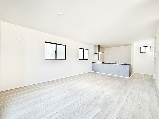 19.6帖のゆとりあるリビング。家族が集まるリビングは床暖房付きで快適です。