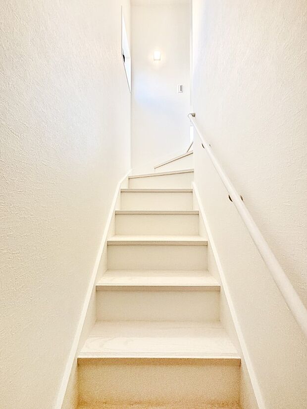 ご家族間のコミュニケーションが深まるリビングイン階段を採用