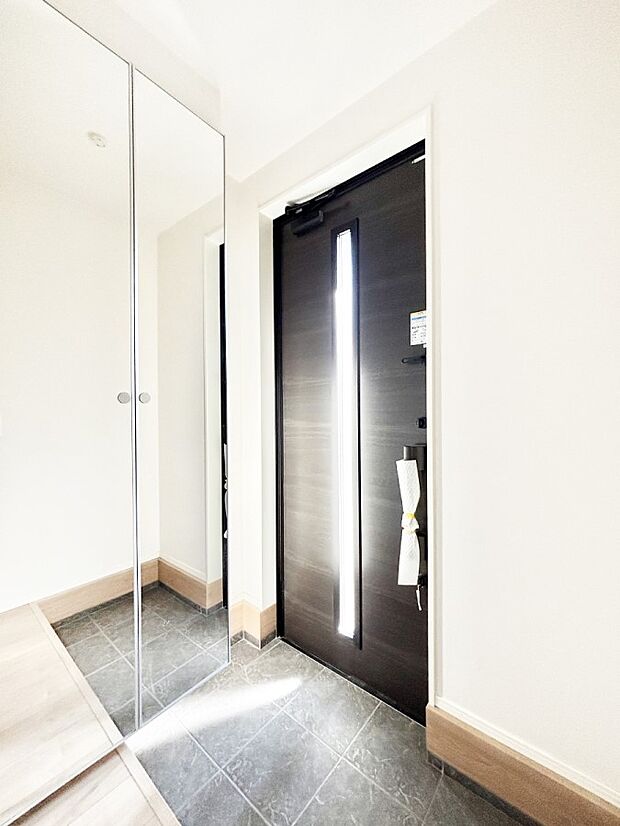 明るい陽光が入り込む玄関。ご家族の靴もスッキリ収納できる玄関収納付き!