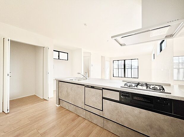 カウンター越しに楽しいおしゃべり。いつものお料理がもっと美味しくなりそうですね。   