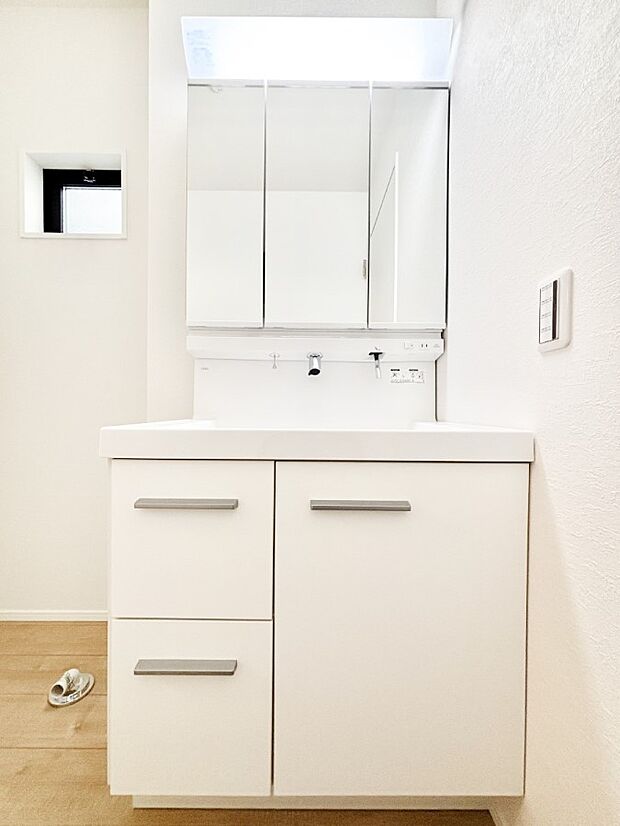 三面鏡キャビネット・シャワー付き洗面化粧台で忙しい朝の身支度もスムーズに！