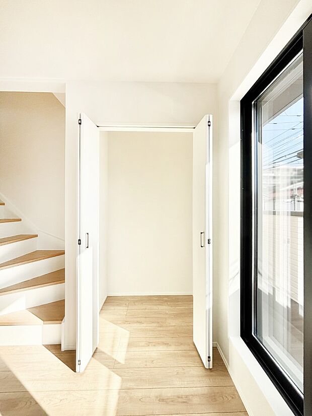 モノが集中しがちな場所ですが、リビング収納があればスッキリ片付きます