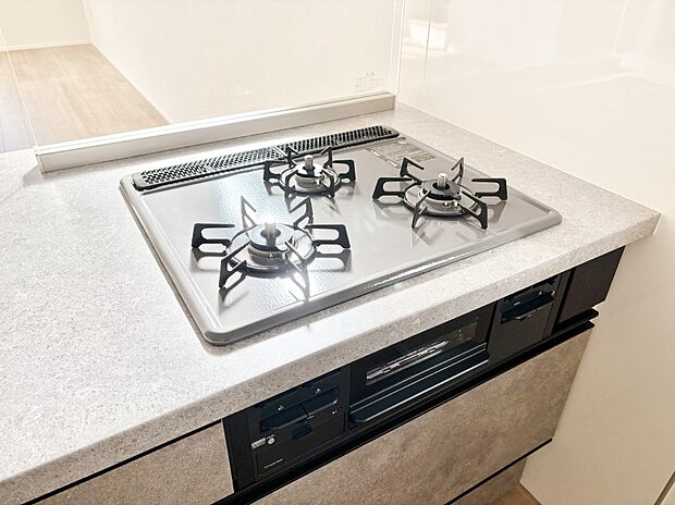 ガスコンロはＳｉセンサー搭載。火力調節や焦げ付き・消し忘れも防いでくれます。