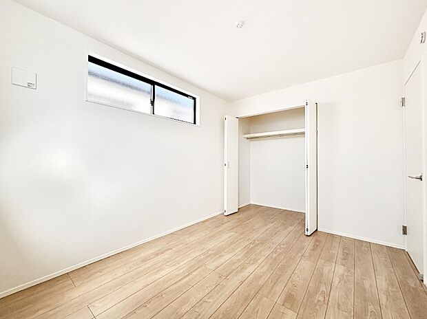 やさしい光がさしこむ居室はしっかり収納付き