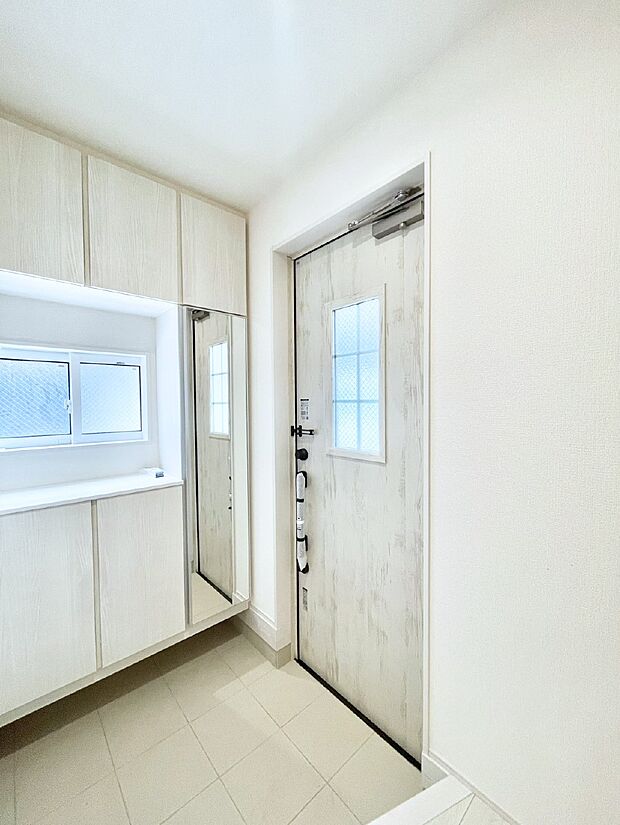 飾り棚を利用して、お越しいただくお客様をおもてなしできます。