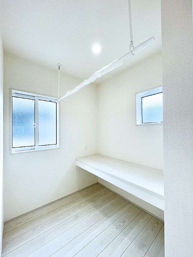 リビングのカウンタースペース。収納やテレワークスペースなどアイディア次第で多彩な使い方ができます。