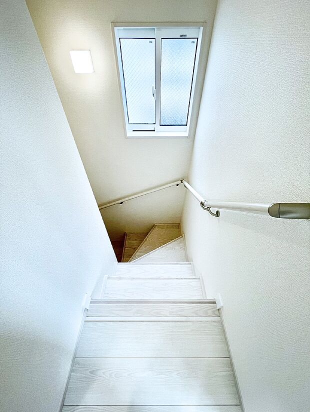 階段は手すり付きなので小さなお子さまやご高齢の方も安心です