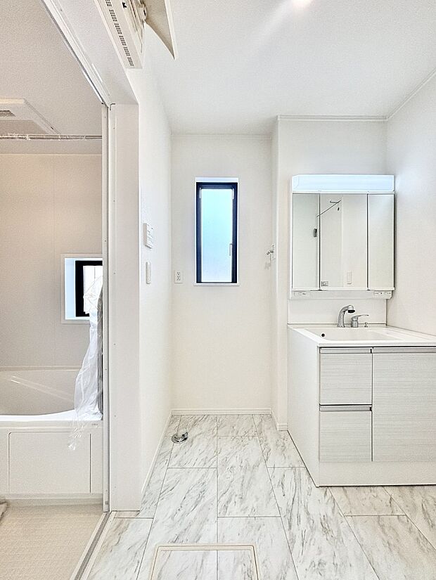 大きく見やすい三面鏡で清潔感ある洗面台は、身だしなみチェックや肌のお手入れにおすすめです。