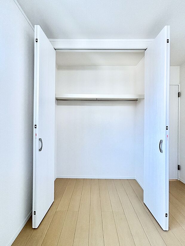 洋室のクローゼット。奥行きがあるので厚手の衣類もすっきり収まります。