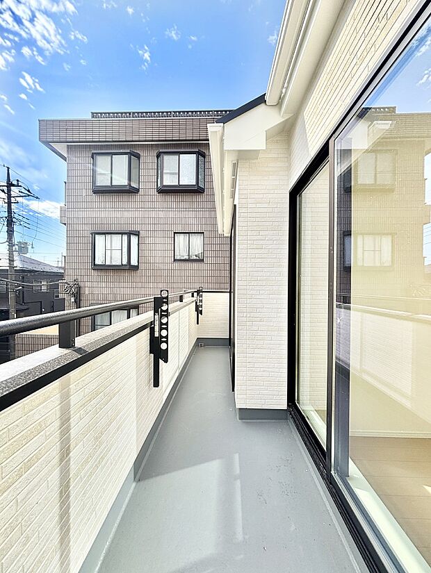 ゆったりバルコニーだから沢山お洗濯ものを干せます。