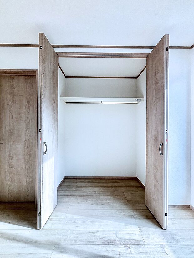 洋室のクローゼット。奥行きがあるので厚手の衣類もすっきり収まります。