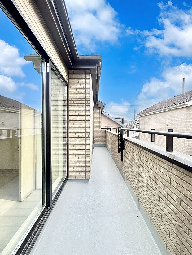 ゆったりバルコニーだから沢山お洗濯ものを干せます。