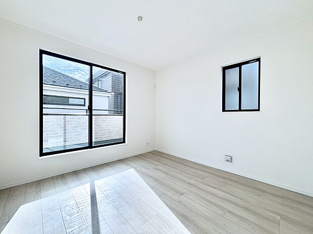 明るいバルコニーサイドに洋室を設置。目覚めの良い寝室に。 