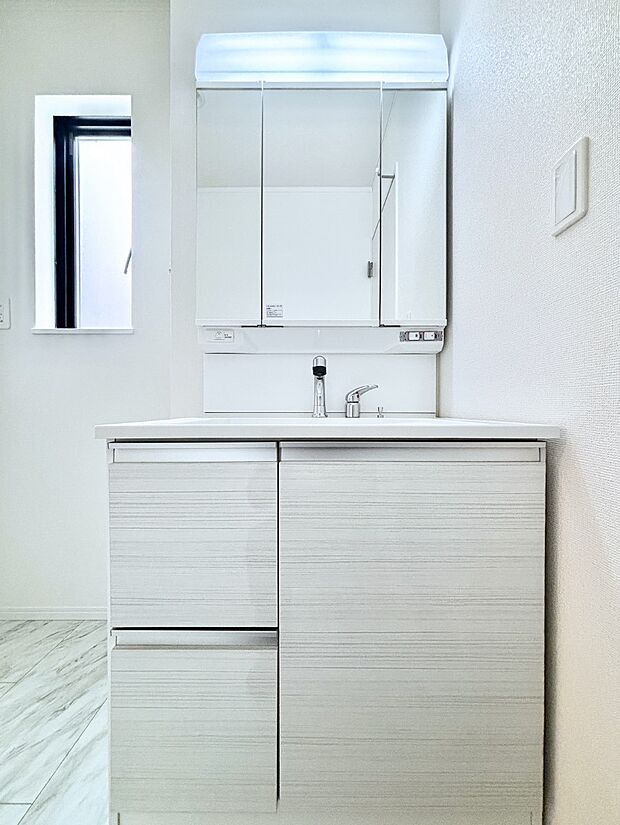 大きく見やすい三面鏡で清潔感ある洗面台は、身だしなみチェックや肌のお手入れにおすすめです。 