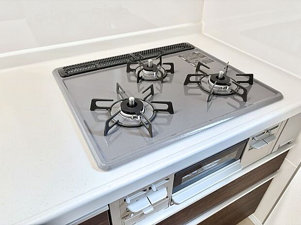 ガスコンロはＳｉセンサー搭載。火力調節や焦げ付き・消し忘れも防いでくれます。