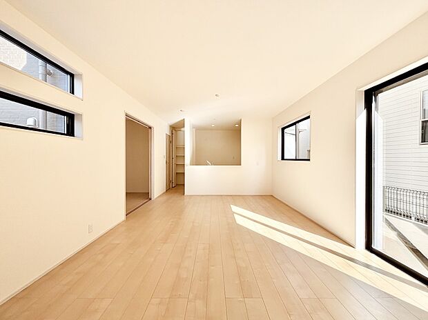 明るい陽光が注ぎ、寛ぎの雰囲気に満たされるリビング・ダイニング。