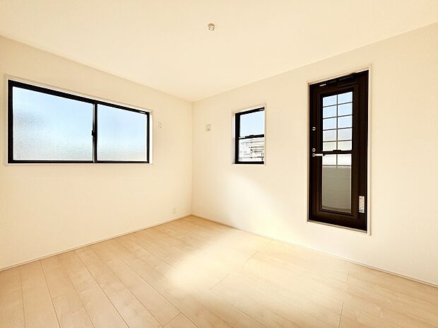 窓からのやさしい光が心地よいプライベートルーム