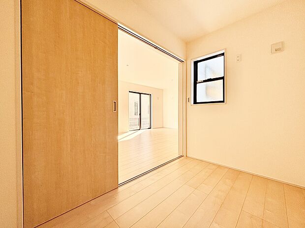 リビング隣接の洋室は個室としても利用できます