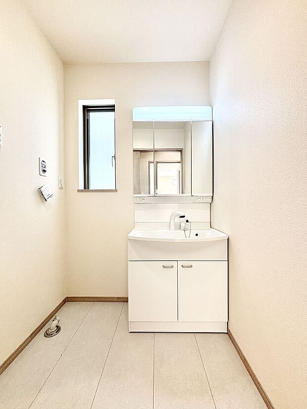 大きく見やすい三面鏡で清潔感ある洗面台は、身だしなみチェックや肌のお手入れにおすすめです。 