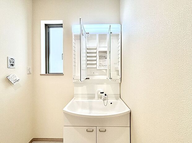 三面鏡の裏に、化粧品や衛生用品などを収納可能。洗面台をすっきりと保ちます!