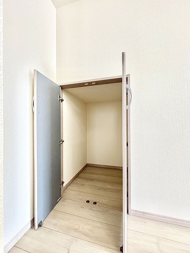 日用品のストックや水などの備蓄に使える階段下収納。