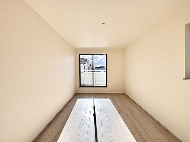 明るいバルコニーサイドに洋室を設置。目覚めの良い寝室に。 