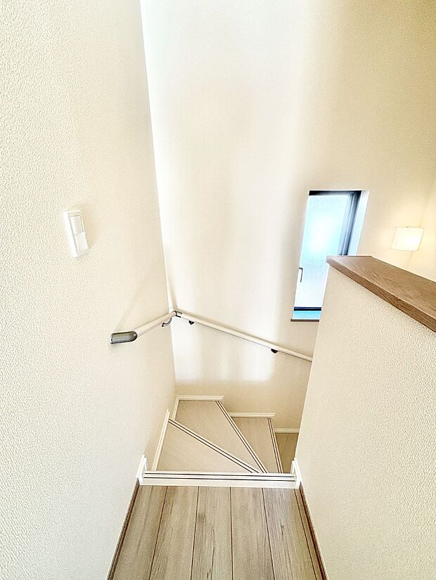 安全性を考慮し階段には手すりを設置しています