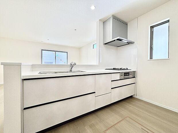 爽やかな風が通り抜けるキッチン。窓があるので明るく換気にも役立ちます。