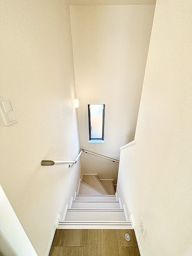 安全性を考慮し階段には手すりを設置しています